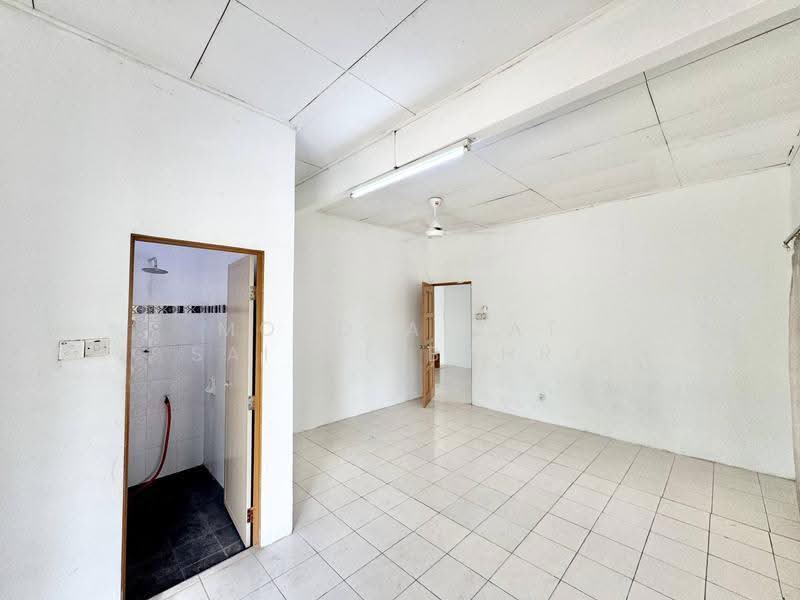 1-storey Terraced House for Sale in Bandar Saujana Putra (Tanjong Duabelas) - Mohd Aizat Saiful Bahri - Bathroom - PropertyGuru.com.my
