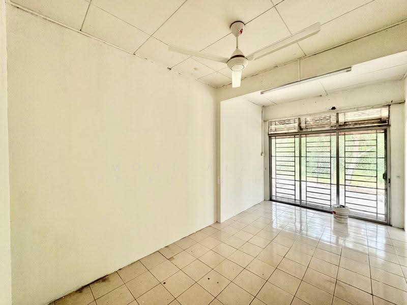 1-storey Terraced House for Sale in Bandar Saujana Putra (Tanjong Duabelas) - Mohd Aizat Saiful Bahri - Living Room - PropertyGuru.com.my