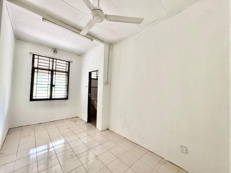 1-storey Terraced House for Sale in Bandar Saujana Putra (Tanjong Duabelas) - Mohd Aizat Saiful Bahri - Bathroom - PropertyGuru.com.my