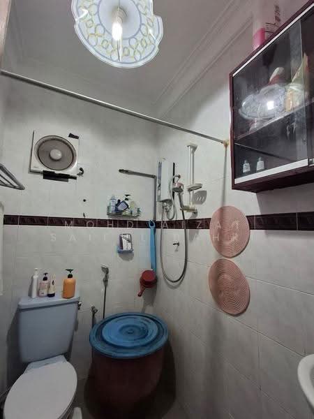 2-storey Terraced House for Sale in Seksyen 1 Bandar Baru Bangi (Bandar Baru Bangi) - Mohd Aizat Saiful Bahri - Bathroom - PropertyGuru.com.my