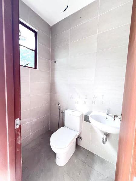 Semi-Detached House for Sale in Seksyen 3 (Bangi) - Mohd Aizat Saiful Bahri - Bathroom - PropertyGuru.com.my