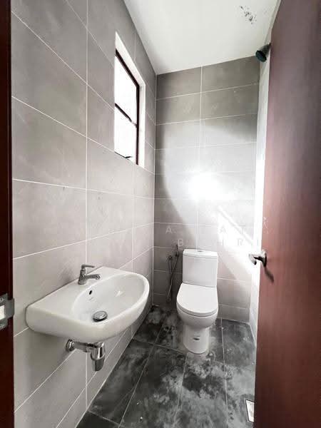 Semi-Detached House for Sale in Seksyen 3 (Bangi) - Mohd Aizat Saiful Bahri - Bathroom - PropertyGuru.com.my