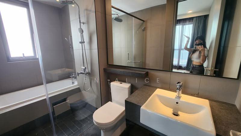 Kediaman Servis untuk Dijual di Bloomsvale - Yen Alice - Master Bathroom - PropertyGuru.com.my