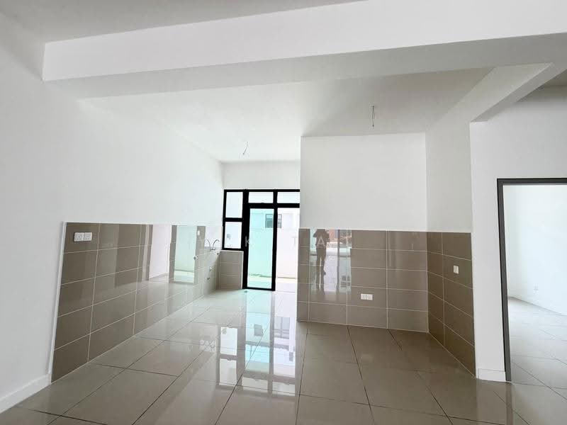 2-storey Terraced House for Sale in Bandar Dato Onn (Tebrau) - Yik Tat - Kitchen - PropertyGuru.com.my