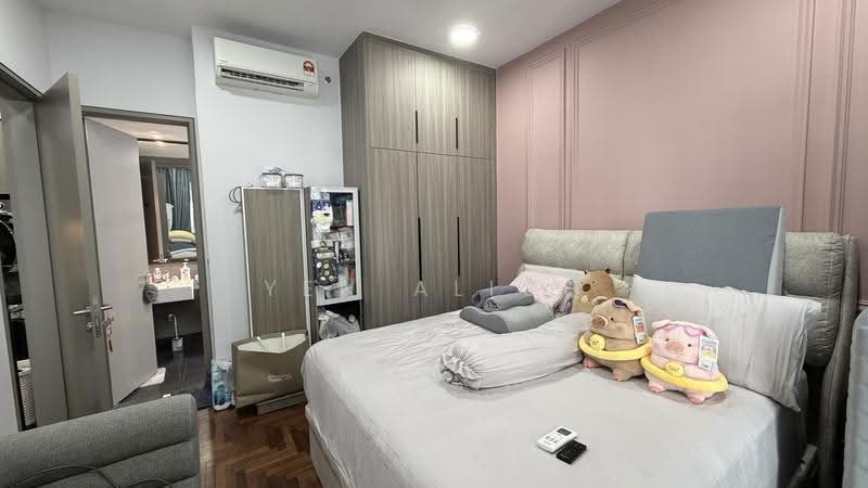 Kediaman Servis untuk Dijual di Bloomsvale - Yen Alice - Master Bedroom - PropertyGuru.com.my