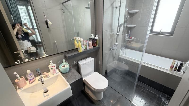 Kediaman Servis untuk Dijual di Bloomsvale - Yen Alice - Master Bathroom - PropertyGuru.com.my