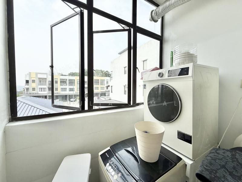 Townhouse for Sale in 16 Sierra (Puchong) - DJULIA JAMAL - Yard - PropertyGuru.com.my