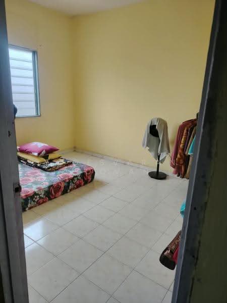 Rumah Flat untuk Dijual di Pangsapuri Seri Perantau - Yogesvaran Poovan - Bedroom - PropertyGuru.com.my