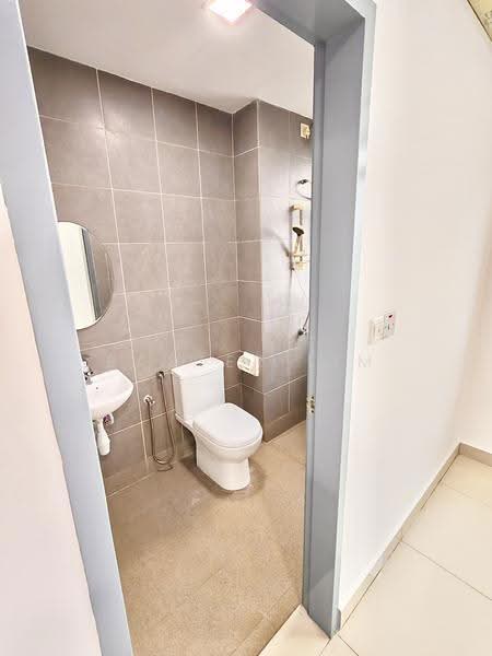 Kediaman Servis untuk Dijual di V-Residensi 2 - Baxter Lim - Bathroom - PropertyGuru.com.my