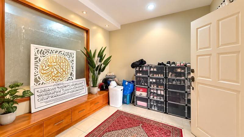 Rumah Teres 2-Tingkat untuk Dijual di Bukit Jelutong (Shah Alam) - Hafiz Sulaiman - Entrance - PropertyGuru.com.my