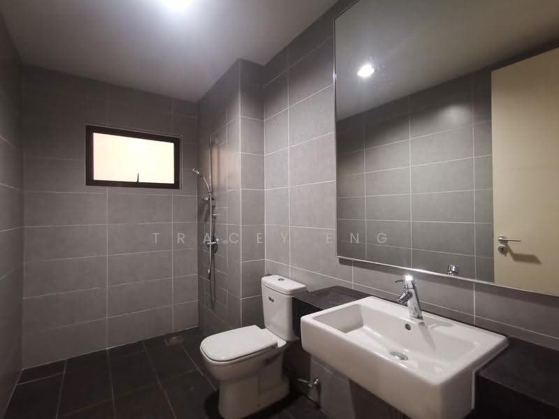 Kediaman Servis untuk Dijual di Residensi Ledang - Tracey Eng - 3rd Bathroom - PropertyGuru.com.my