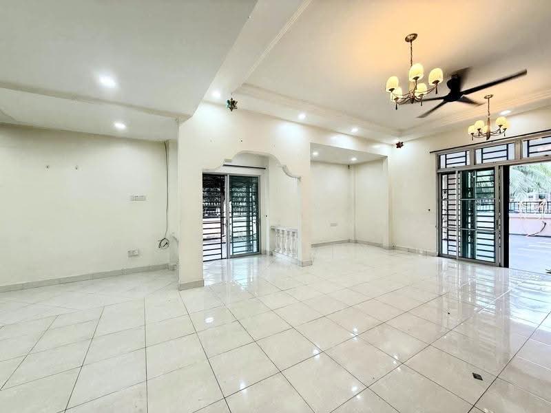 Rumah Teres 2-Tingkat untuk Dijual di Taman Austin Perdana (Tebrau) - Yik Tat - Living Room - PropertyGuru.com.my
