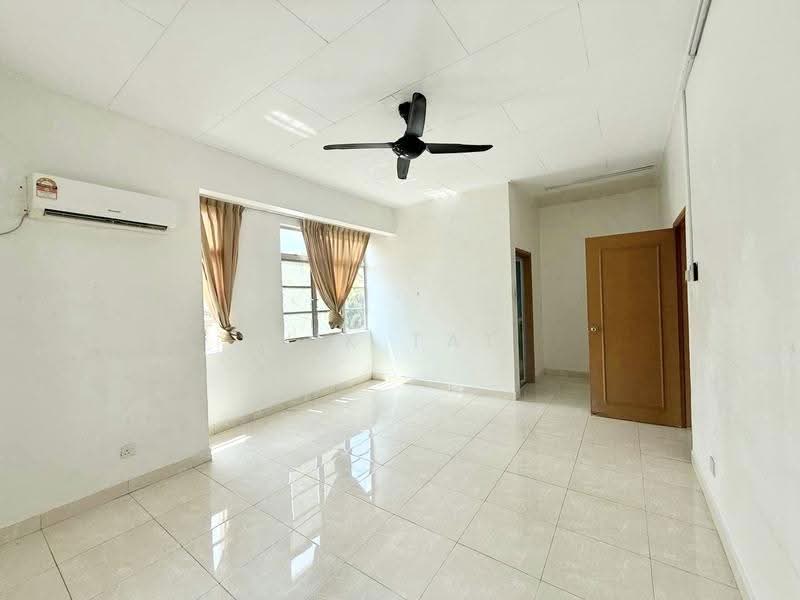 Rumah Teres 2-Tingkat untuk Dijual di Taman Austin Perdana (Tebrau) - Yik Tat - Living Room - PropertyGuru.com.my