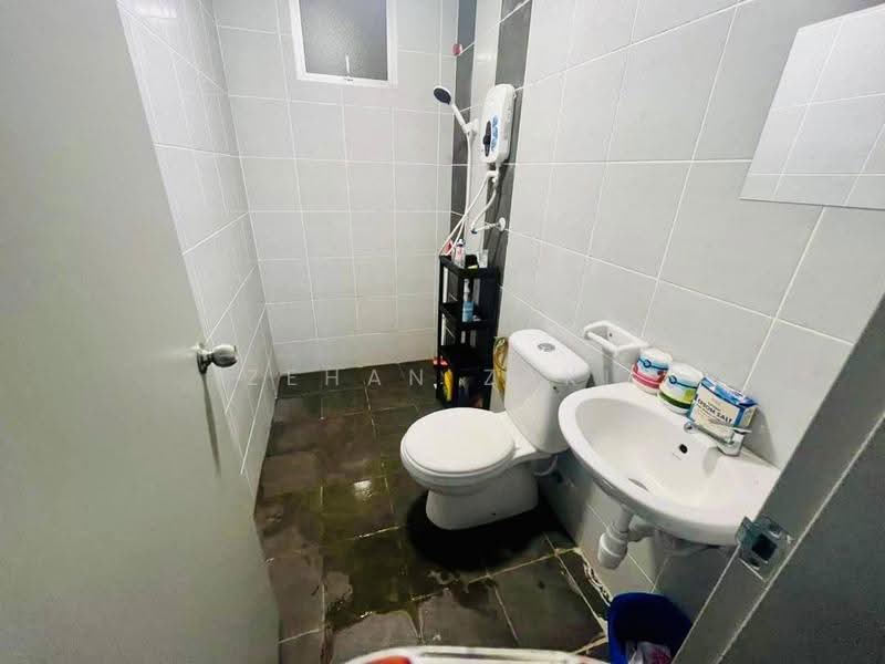 Pangsapuri untuk Disewa di Idaman Melur @ Cybersouth - Zehan Zaki - Bathroom - PropertyGuru.com.my