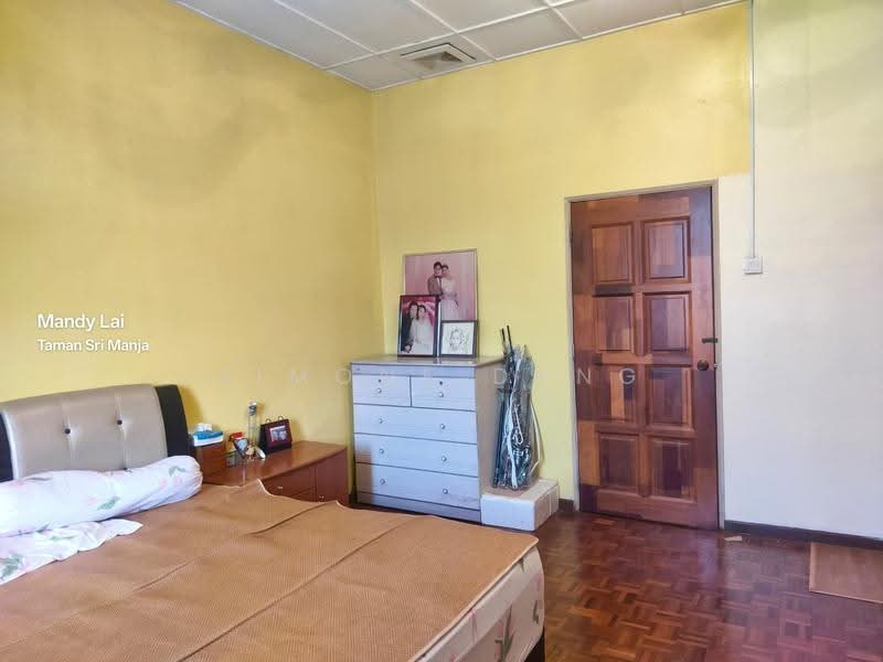 Rumah Teres 2-Tingkat untuk Dijual di PJS 3, Taman Sri Manja (Petaling Jaya) - Simone Dang - Master Bedroom - PropertyGuru.com.my
