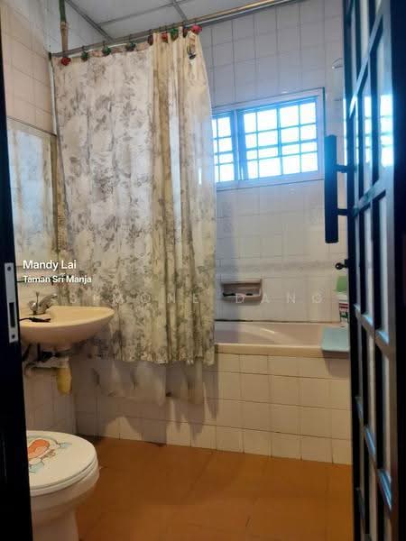Rumah Teres 2-Tingkat untuk Dijual di PJS 3, Taman Sri Manja (Petaling Jaya) - Simone Dang - Master Bathroom - PropertyGuru.com.my