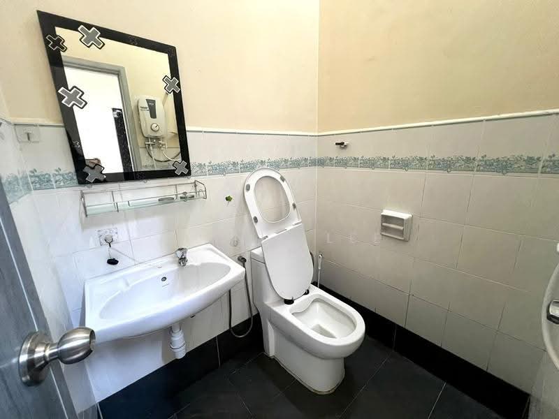 Rumah Teres 2-Tingkat untuk Dijual di Taman Setia Indah (Tebrau) - Alanis Lee - Bathroom - PropertyGuru.com.my