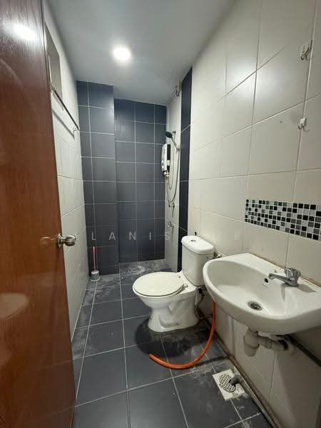 Apartment for Rent at Zennith Suites (Pangsapuri Kebun Teh) - Alanis Lee - Bathroom - PropertyGuru.com.my
