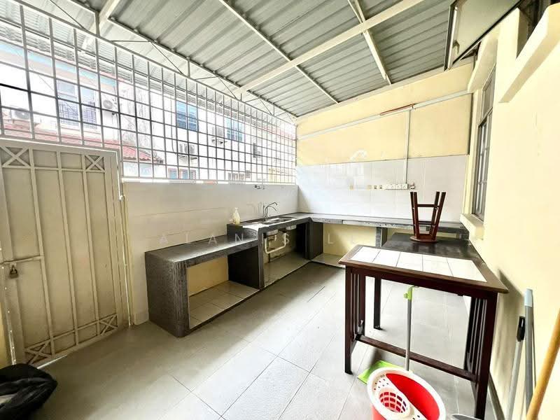 2-storey Terraced House for Rent in Taman Setia Indah (Tebrau) - Alanis Lee - Kitchen - PropertyGuru.com.my