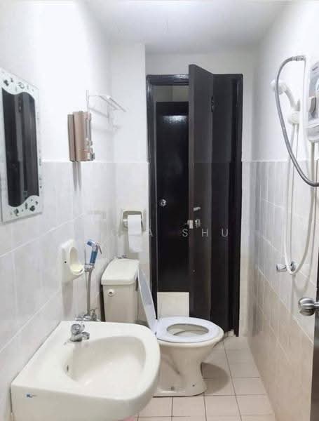 Apartment for Rent at Bayu Puteri 3 - Alicia Shum - Bathroom - PropertyGuru.com.my