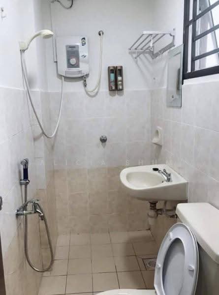 Apartment for Rent at Bayu Puteri 3 - Alicia Shum - Bathroom - PropertyGuru.com.my