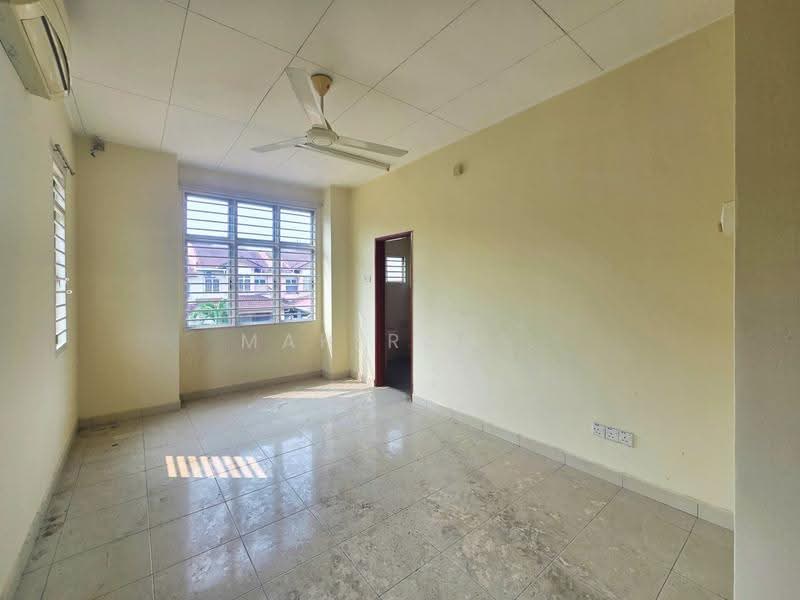 Rumah Teres 2-Tingkat untuk Dijual di Bandar Seri Putra (Bangi) - Mahirah . - Living Room - PropertyGuru.com.my