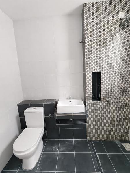 Rumah Teres untuk Dijual di Eco Grandeur (Puncak Alam) - Benson Lian - Bathroom - PropertyGuru.com.my