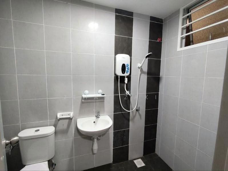 Pangsapuri untuk Disewa di Idaman Melur @ Cybersouth - Zehan Zaki - Bathroom - PropertyGuru.com.my