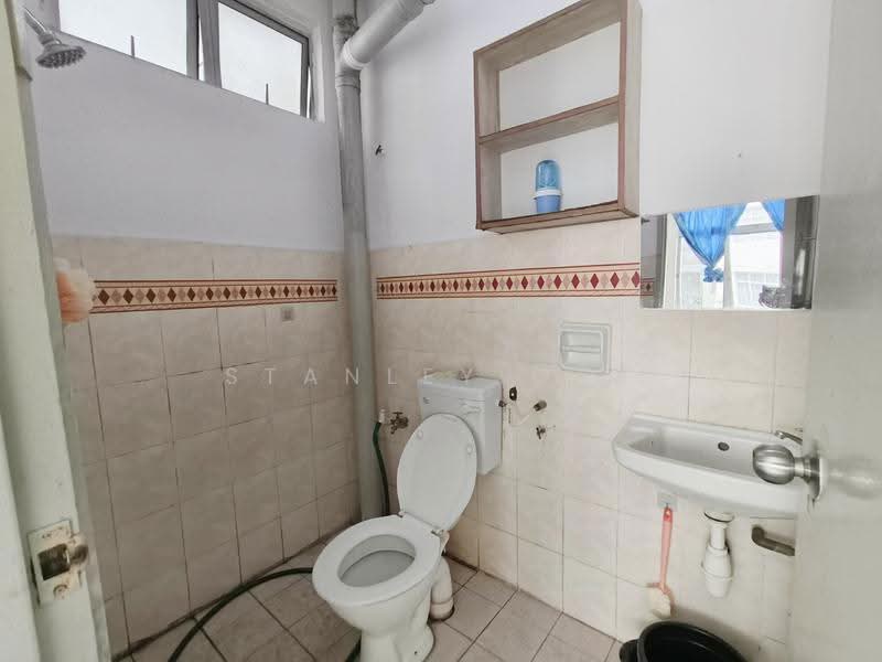 Pangsapuri untuk Disewa di Kiambang Apartment - Stanley Ooi - Bathroom - PropertyGuru.com.my