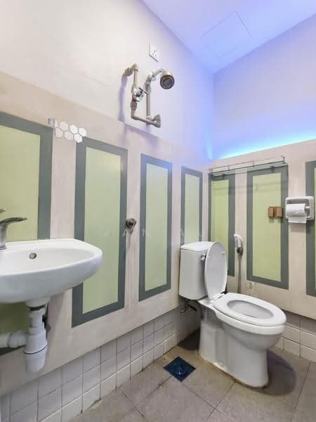 Rumah Teres 2-Tingkat untuk Dijual di Taman Johor Jaya (Johor Bahru) - JAN AU - Bathroom - PropertyGuru.com.my