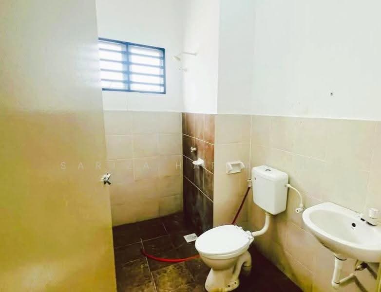 1-storey Terraced House for Sale in Batu Gajah (Perak) - Sariza Hartanah - Bathroom - PropertyGuru.com.my