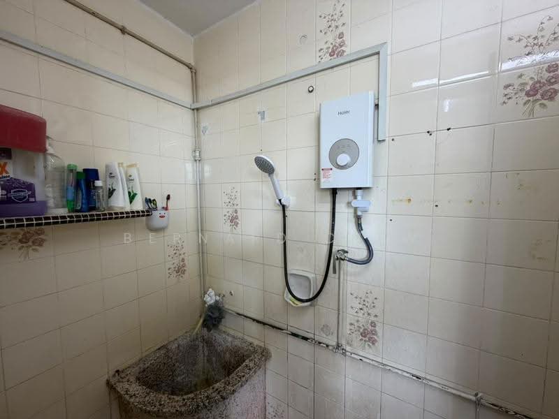 Rumah Flat untuk Dijual di Taman Lip Sin Block 6 - Bernard Chew - Bathroom - PropertyGuru.com.my