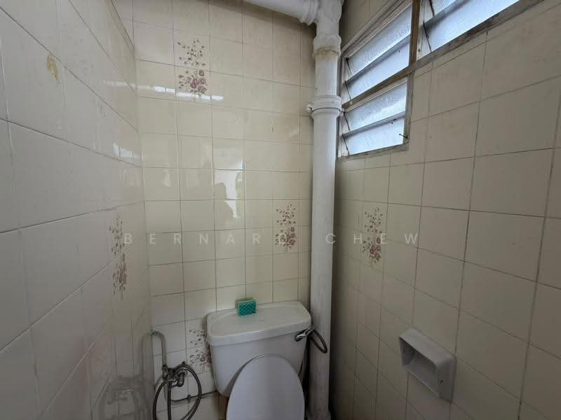 Rumah Flat untuk Dijual di Taman Lip Sin Block 6 - Bernard Chew - Bathroom - PropertyGuru.com.my
