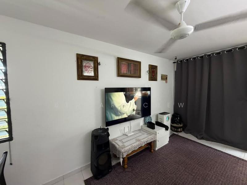 Rumah Flat untuk Dijual di Taman Lip Sin Block 6 - Bernard Chew - Living Room - PropertyGuru.com.my