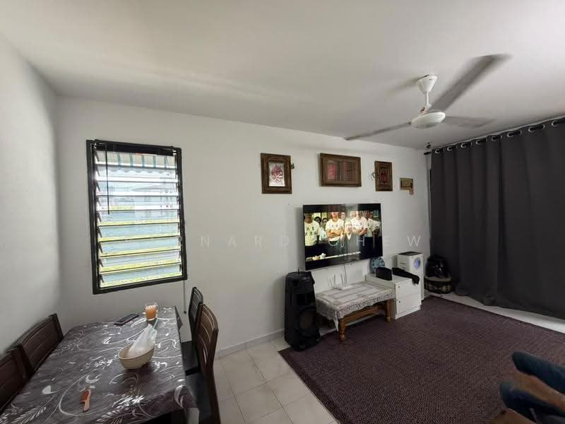 Rumah Flat untuk Dijual di Taman Lip Sin Block 6 - Bernard Chew - Living Room - PropertyGuru.com.my
