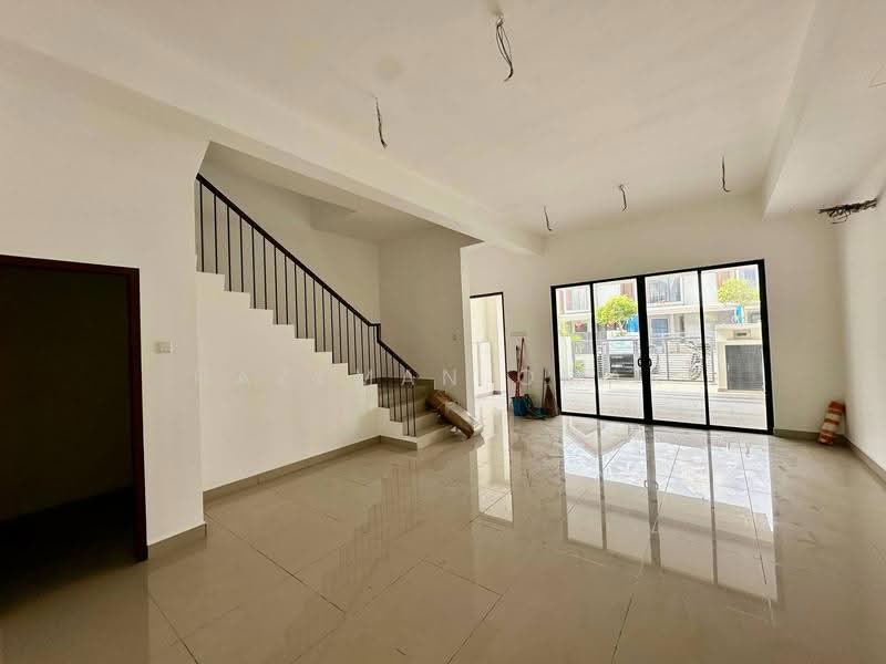 Rumah Teres 2-Tingkat untuk Dijual di Taman Putra Prima (Puchong) - Hazeman Omar - Living Room - PropertyGuru.com.my