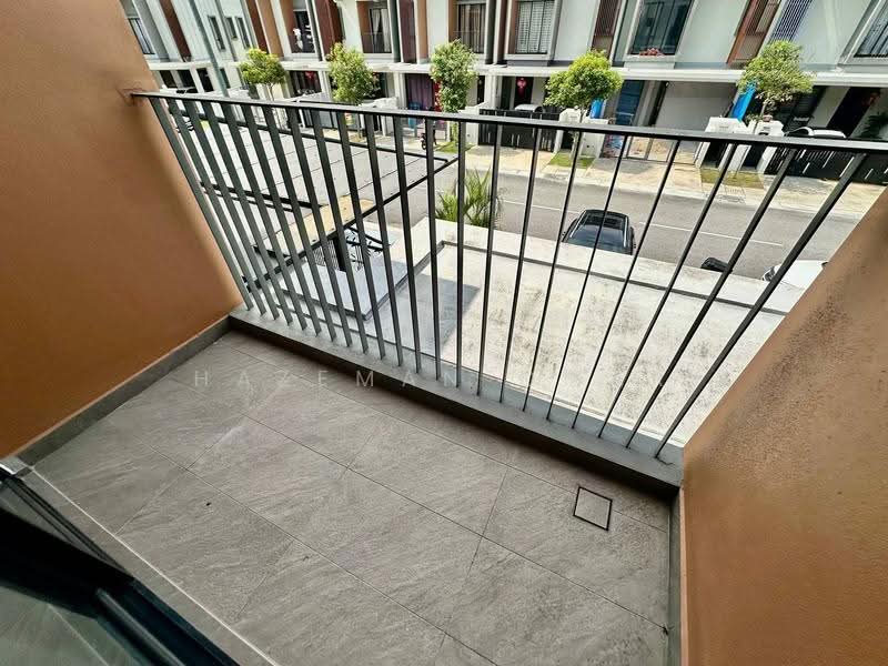 Rumah Teres 2-Tingkat untuk Dijual di Taman Putra Prima (Puchong) - Hazeman Omar - Balcony - PropertyGuru.com.my