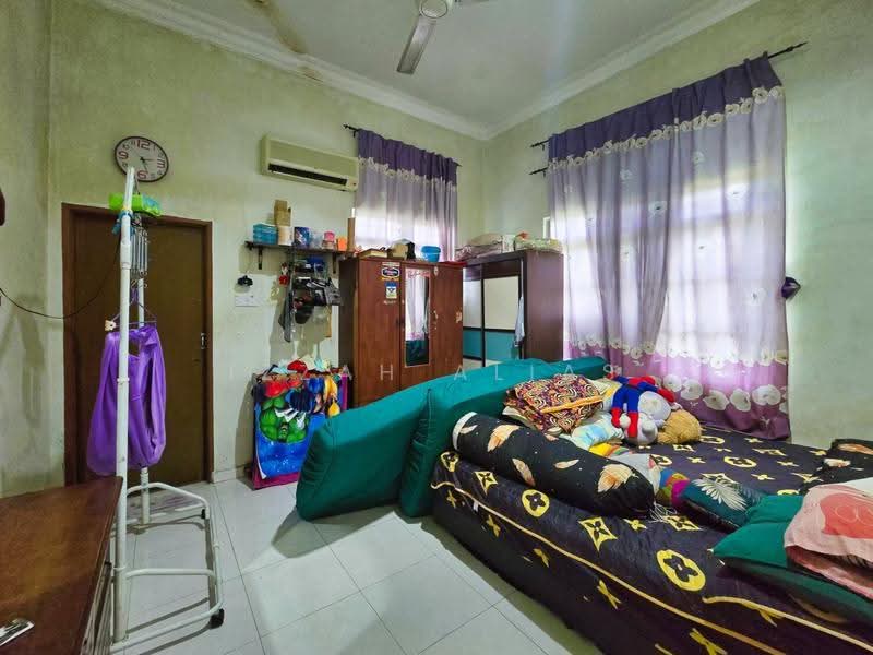Bungalow House for Sale in Kampung Melayu Sri Kundang (Rawang) - Izzah Alias - Bedroom - PropertyGuru.com.my