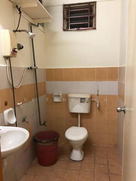 Flat for Sale at Flat Bukit Indah - Ee Fong Toh - Bathroom - PropertyGuru.com.my