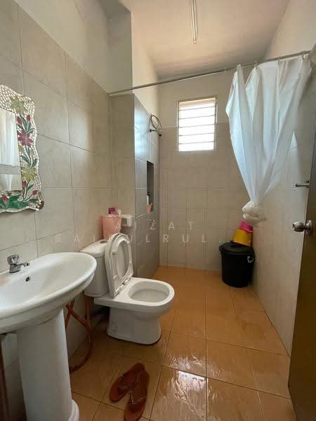 Semi-Detached House for Rent in Klang (Selangor) - Aizat Saifulrullah - Bathroom - PropertyGuru.com.my