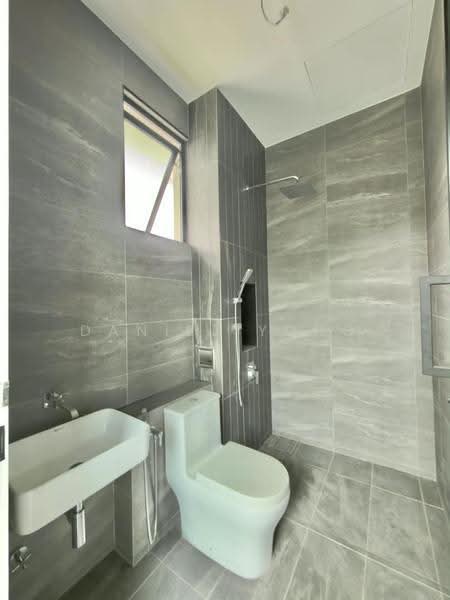 Rumah Berkembar untuk Dijual di Setia Tropika (Johor Bahru) - Daniel Yong - Bathroom - PropertyGuru.com.my