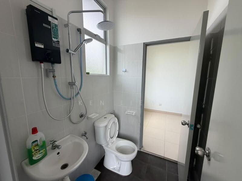 Semi-Detached House for Rent in Kelapa Sawit (Kulai) - Ken Liew - Bathroom - PropertyGuru.com.my