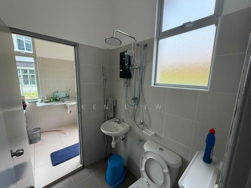 Semi-Detached House for Rent in Kelapa Sawit (Kulai) - Ken Liew - Bathroom - PropertyGuru.com.my