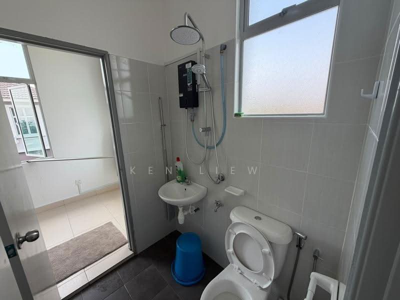 Semi-Detached House for Rent in Kelapa Sawit (Kulai) - Ken Liew - Bathroom - PropertyGuru.com.my
