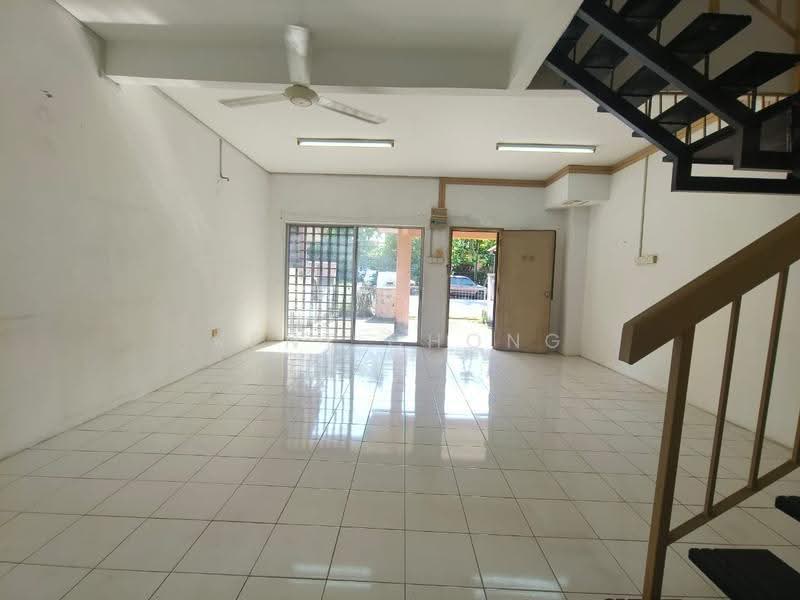 2-storey Terraced House for Rent in Taman Puncak Jalil (Seri Kembangan) - Kent Chong - Living Room - PropertyGuru.com.my