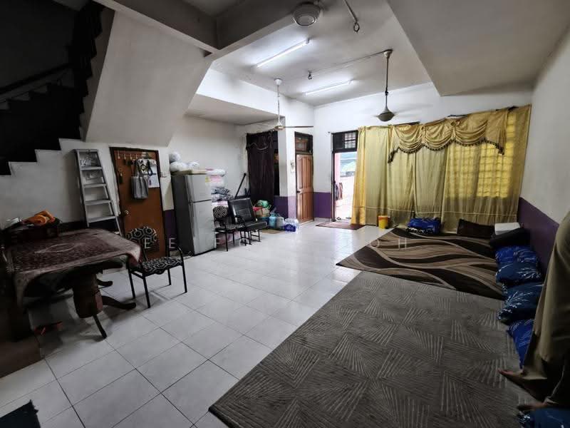 2-storey Terraced House for Sale in Taman Dato' Chellam (Ulu Tiram) - Ee Fong Toh - Living Room - PropertyGuru.com.my