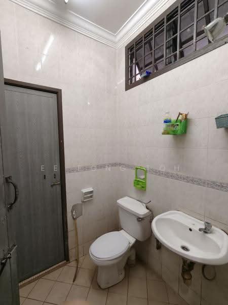 2-storey Terraced House for Sale in Taman Dato' Chellam (Ulu Tiram) - Ee Fong Toh - Bathroom - PropertyGuru.com.my