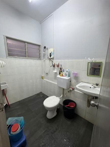 2-storey Terraced House for Sale in Taman Putri Kulai (Kulai) - Ken Liew - Bathroom - PropertyGuru.com.my