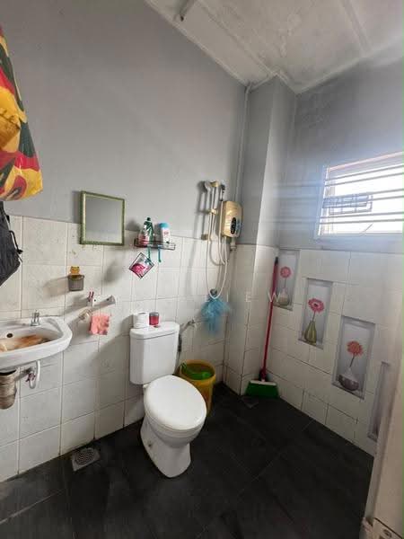 2-storey Terraced House for Sale in Taman Putri Kulai (Kulai) - Ken Liew - Bathroom - PropertyGuru.com.my