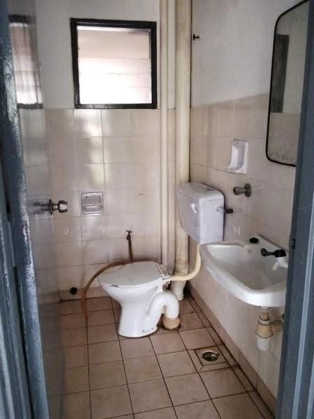 Pangsapuri untuk Disewa di Suria Apartment - Johnny Tan - Bathroom - PropertyGuru.com.my